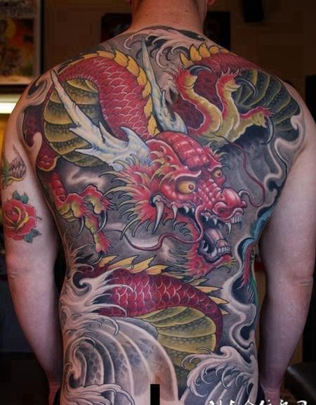 后背上的红色龙纹身图案