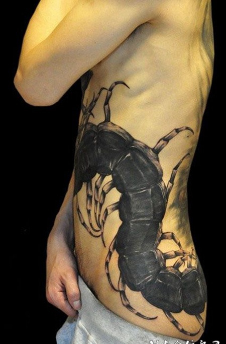 腰侧的大蜈蚣纹身图案