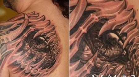 后背上的机械眼睛纹身图案