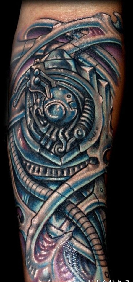 小臂上的机械眼睛纹身图案