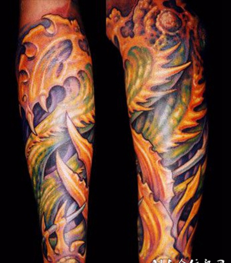 小臂上的骨质机械纹身图案