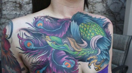 胸部孔雀纹身图案