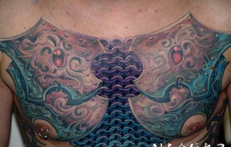 胸前的鳞甲纹身图案