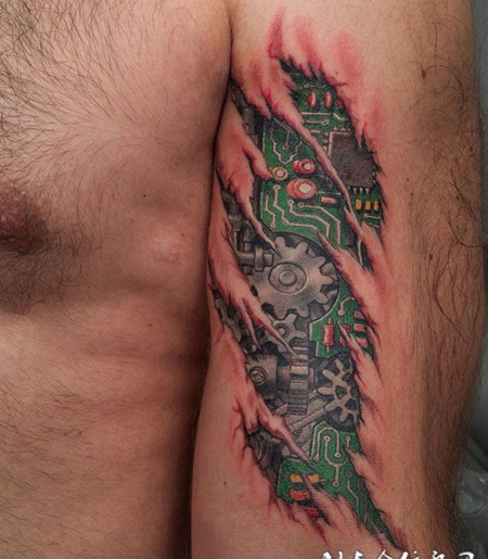 大臂上的撕皮纹身图案