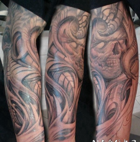 小臂上的机械骷髅纹身图案