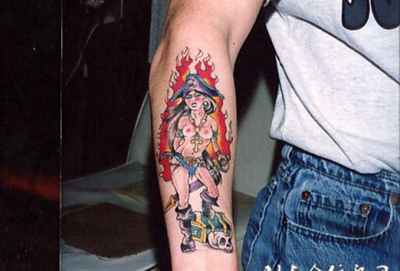 小臂上踩着箱子的海盗女纹身图案