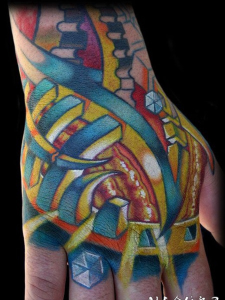 手背上的机械的纹身图案