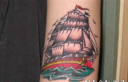 小臂上的帆船纹身图案