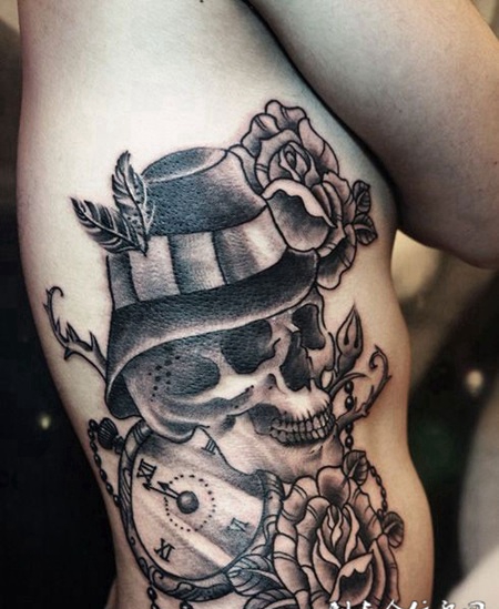 腰侧的骷髅玫瑰花纹身图案
