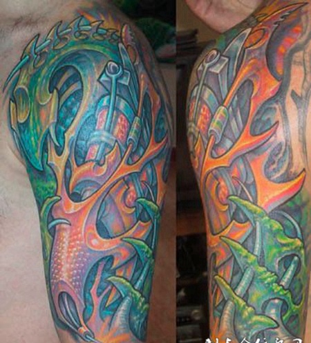 大臂上的机械纹身图案