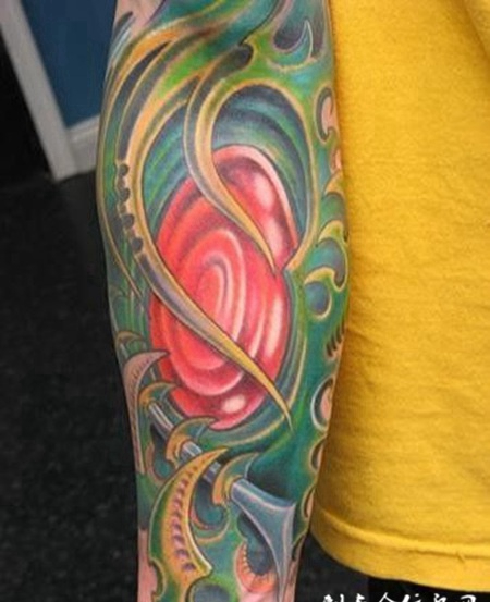 小臂上的机械红心纹身图案