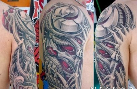 大臂上的骨质机械纹身图案