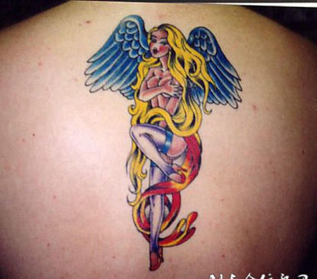 后背上长翅膀的裸女纹身图案