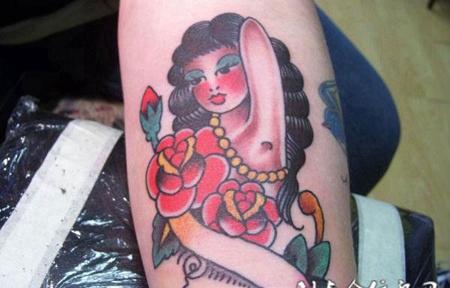 小臂上的美女玫瑰花的纹身图案