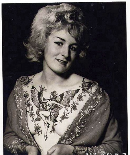 美女胸前的蝴蝶精灵纹身图案