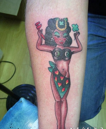 小臂上的泳装美女纹身图案