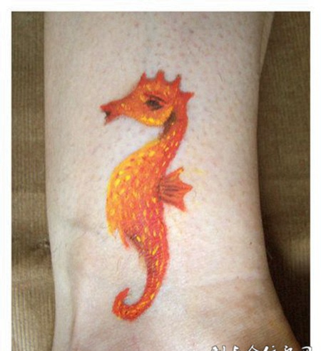 小腿上的海马纹身图案