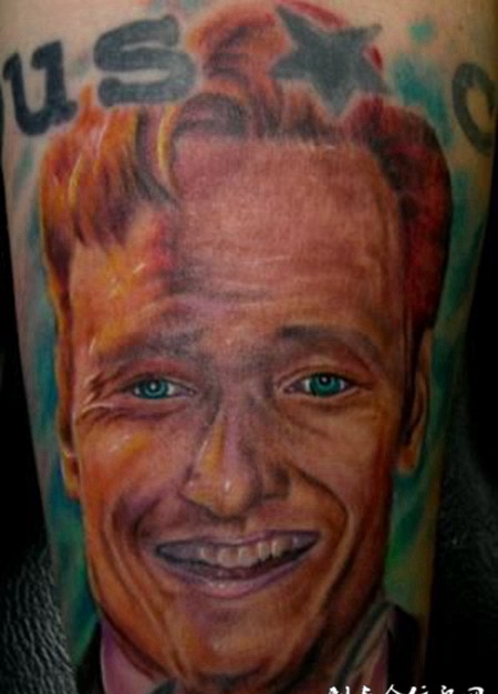 大臂上的帅哥纹身图案