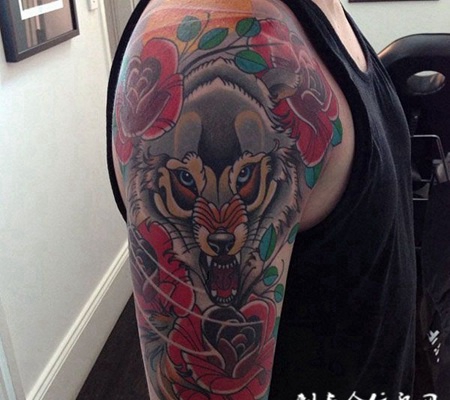 大臂上的狼头玫瑰纹身图案
