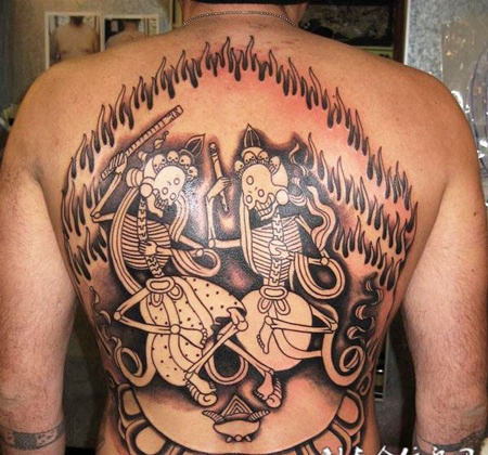 满背火焰中的骷髅纹身图案