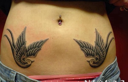 小腹上的燕子纹身图案