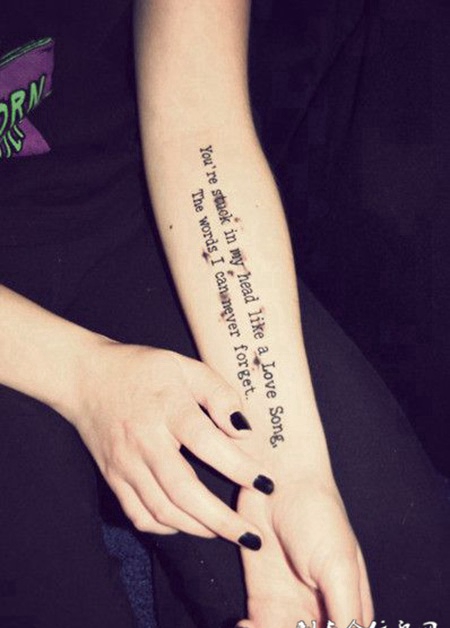 小臂上的英文单词纹身图案