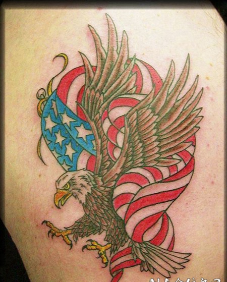 大臂上的老鹰纹身图案