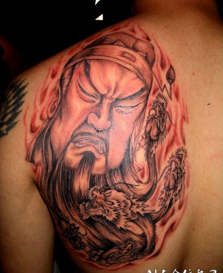 后背上的关公纹身图案