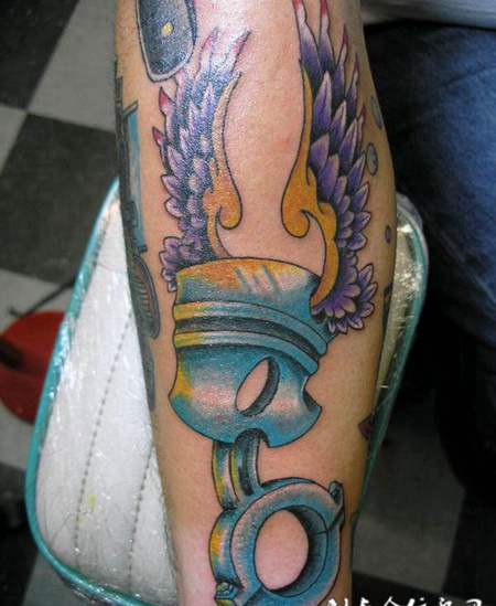 小臂上长翅膀的指环纹身图案