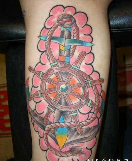 大臂上的粉色船锚纹身图案