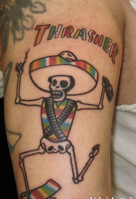 大臂上的滑板骷髅纹身图案