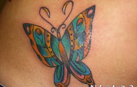 后腰上的蝴蝶纹身图案