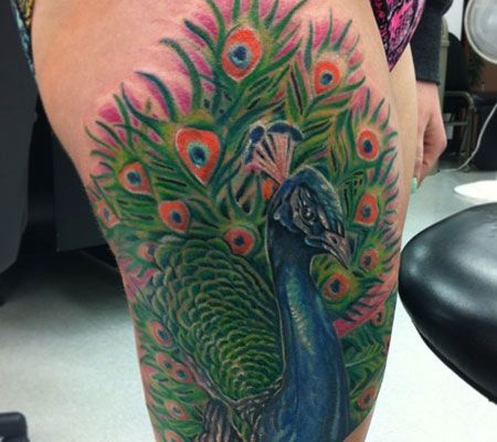 大腿孔雀开屏纹身图案