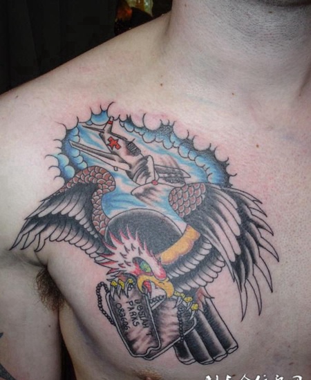 胸前抓着卡牌的老鹰纹身图案