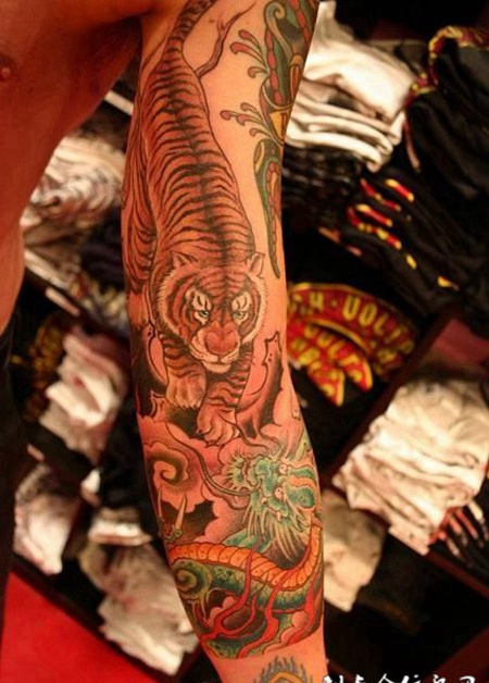 大臂上的老虎龙纹身图案