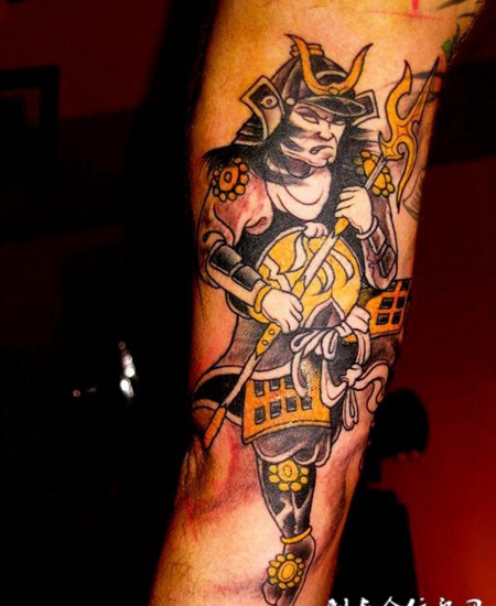 小臂上的日式武士的纹身图案
