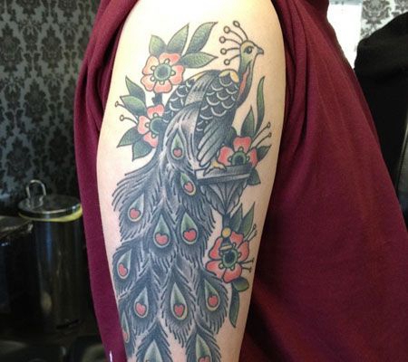 大臂孔雀花朵纹身图案