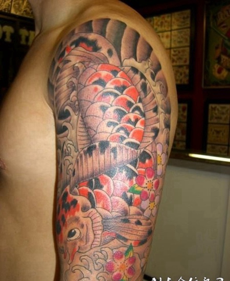 大臂上的鲤鱼水花纹身图案