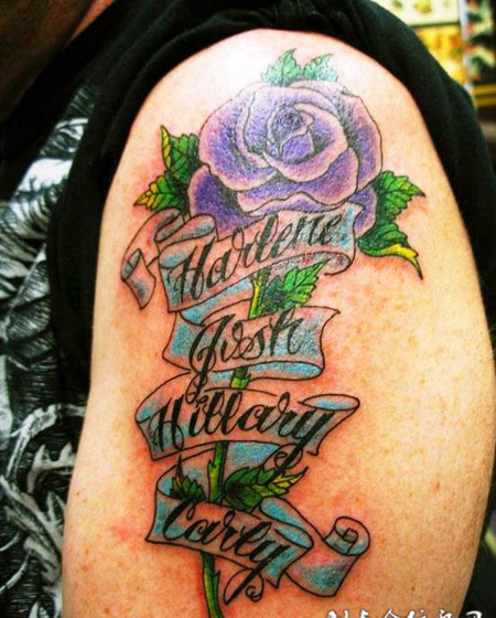 大臂上的丝带玫瑰花纹身图案