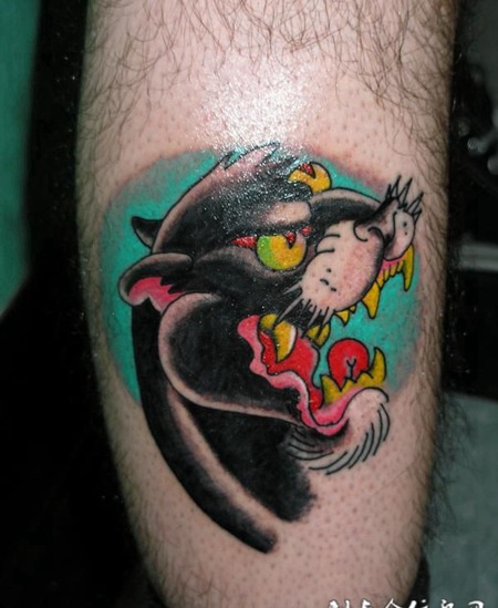 小腿上的黑色猎豹纹身图案