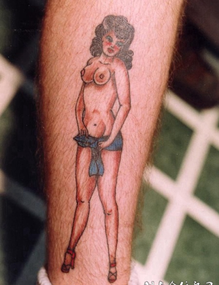 小腿上的裸女纹身图案