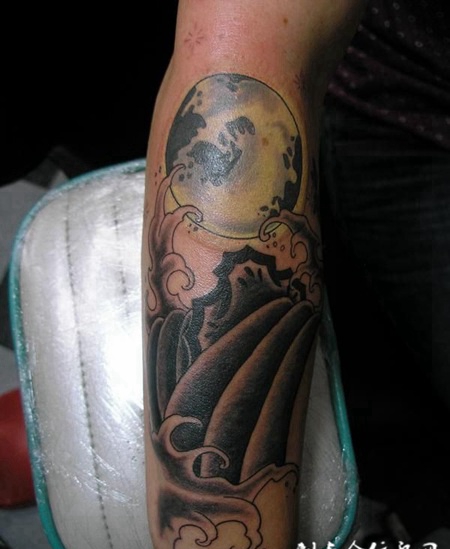 小臂上的浪花纹身图案