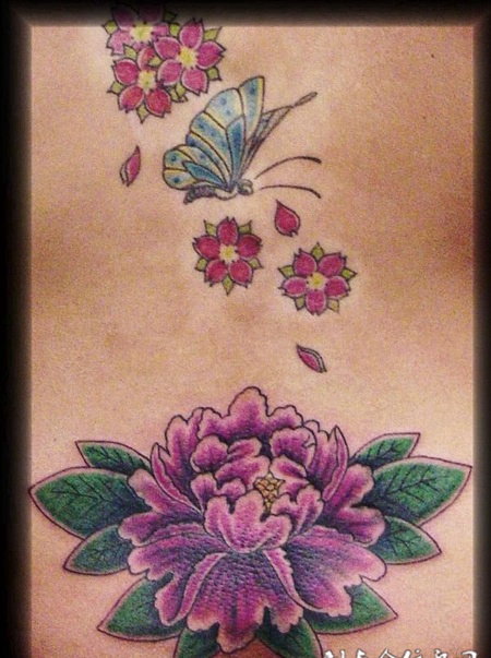 腹部上的牡丹花的纹身图案