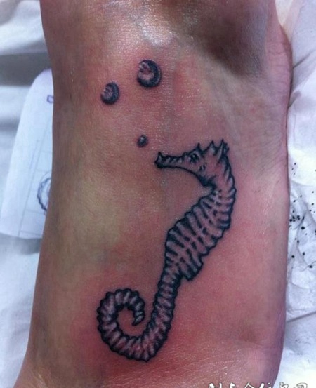 脚面上的海马的纹身图案