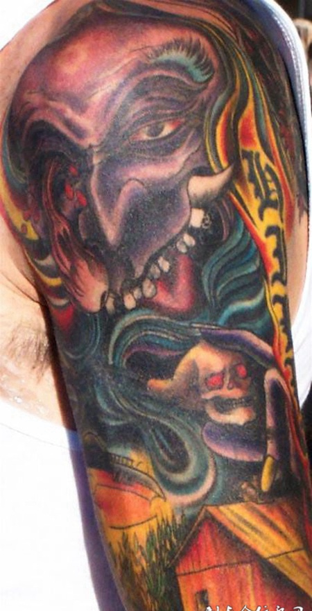 大臂上的恶魔骷髅纹身图案