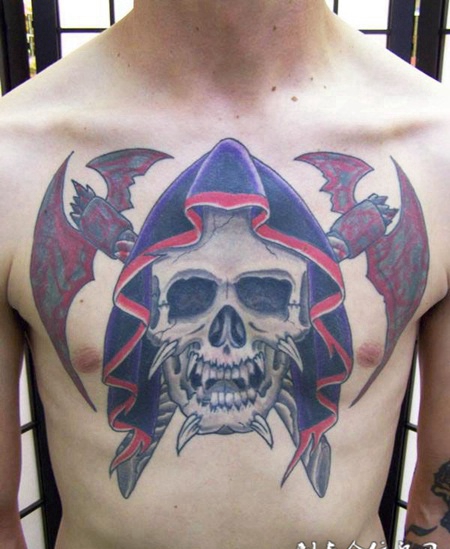 胸前的骷髅头蝙蝠纹身