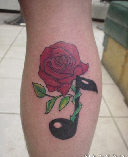 小腿上的玫瑰乐符纹身图案