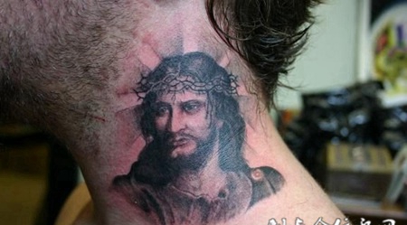 脖子上的耶稣纹身图案