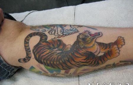 小腿上的老虎的纹身图案
