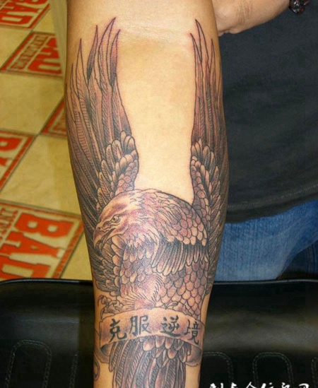 小臂上的老鹰纹身图案